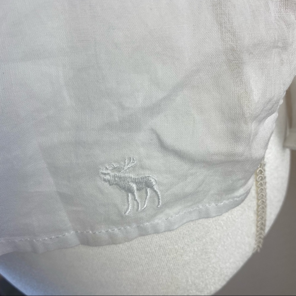 Abercrombie & Fitch White with Blue Embroidery Sz Small - Picture 6 of 7
